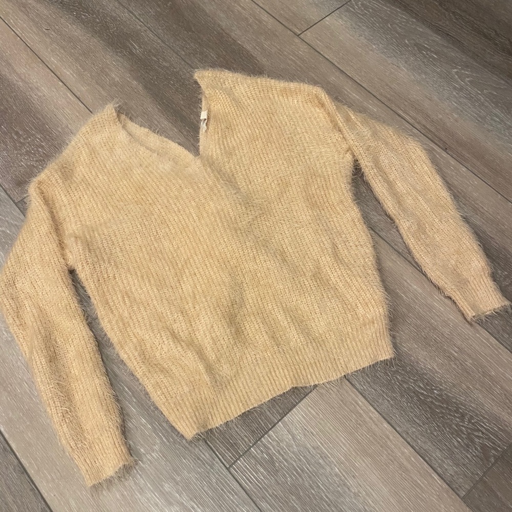 Oversized sweater with back knot.